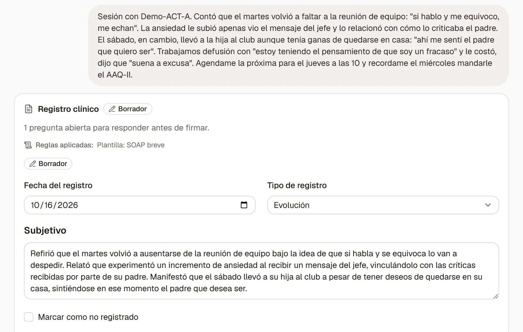 La conversación con el asistente: una sesión escrita y, debajo, la tarjeta con lo que propone.